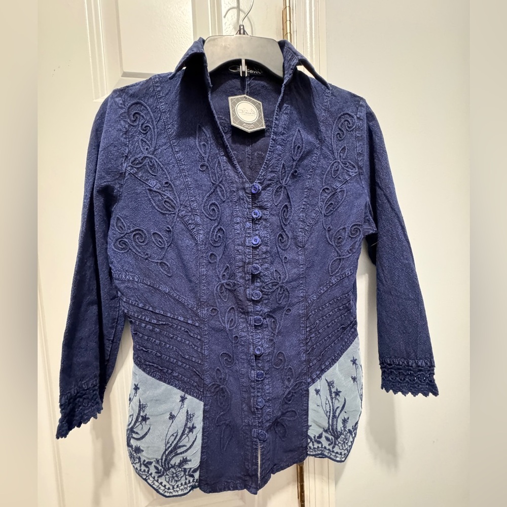 Giocam size large shirt NWT embroidered